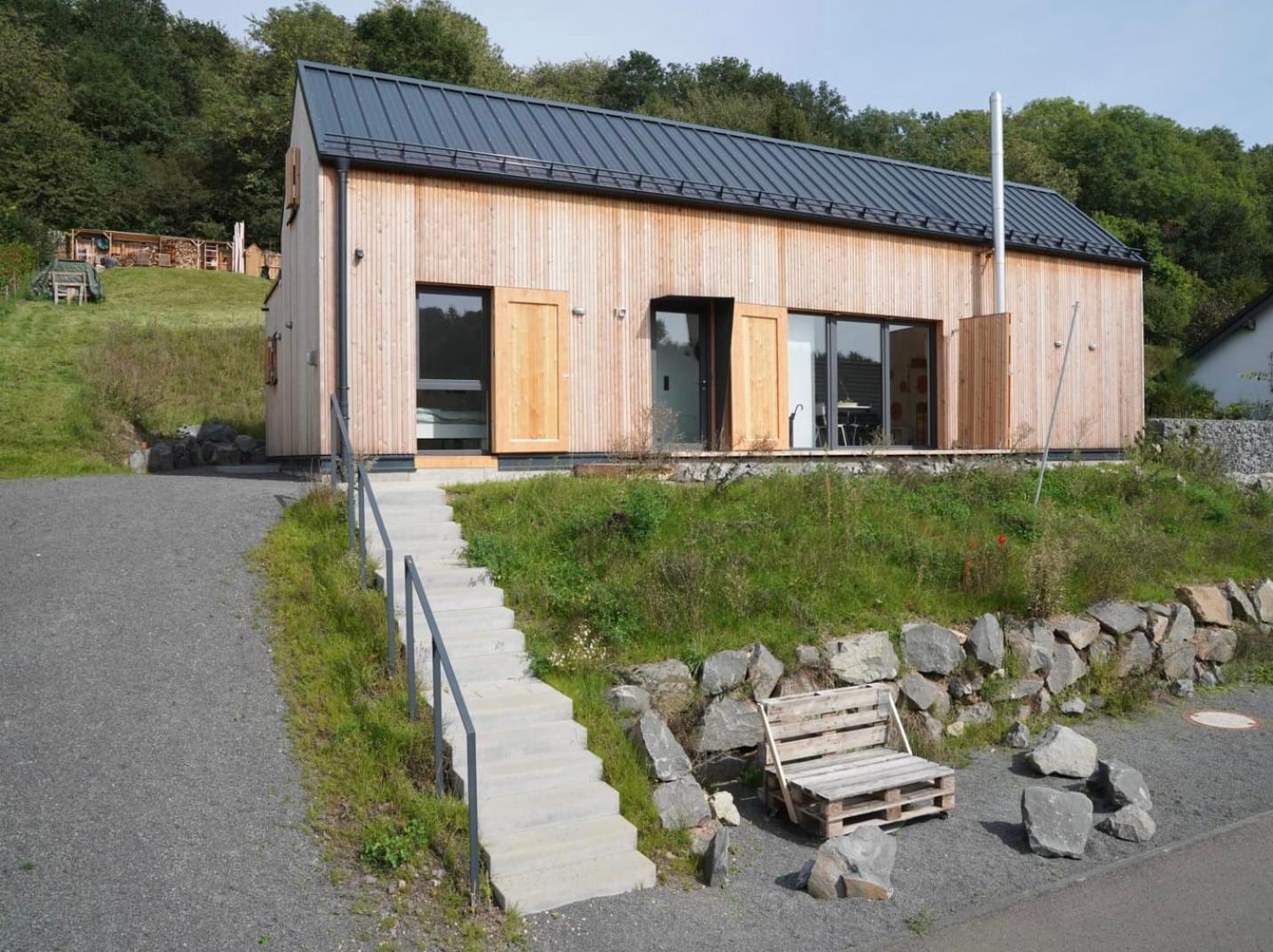 Eifelhausaufzeit-Vulkaneifel-Architekten-Chalet Mit Sauna Im Vulkankrater Immerath Buitenkant foto
